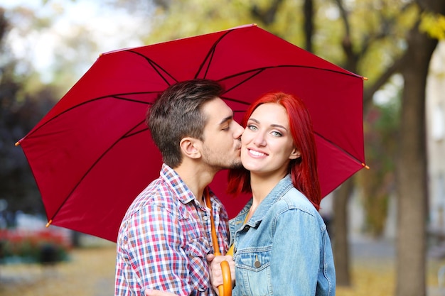 Verliefde paar onder een paraplu in herfst park