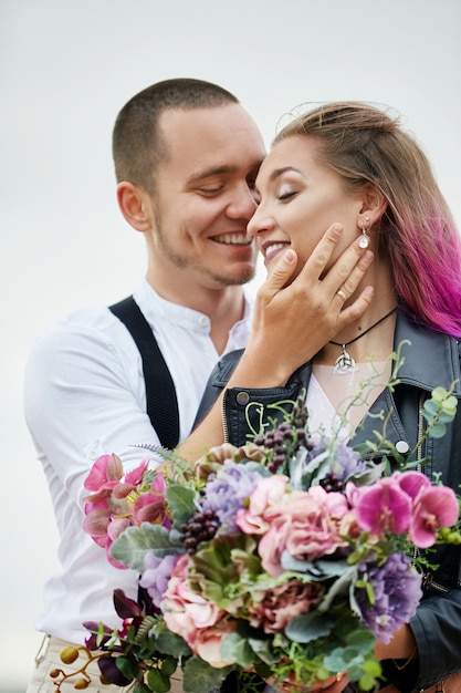 Verliefde paar ontmoet de dageraad in de natuur, een man en een vrouw knuffelen en zoenen.