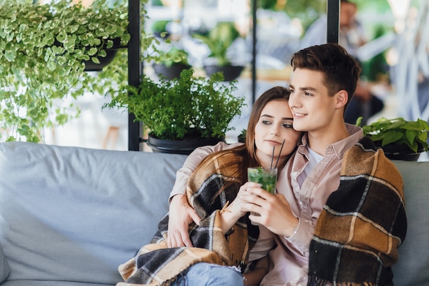 Verliefde paar ontspannen op zomerterras café