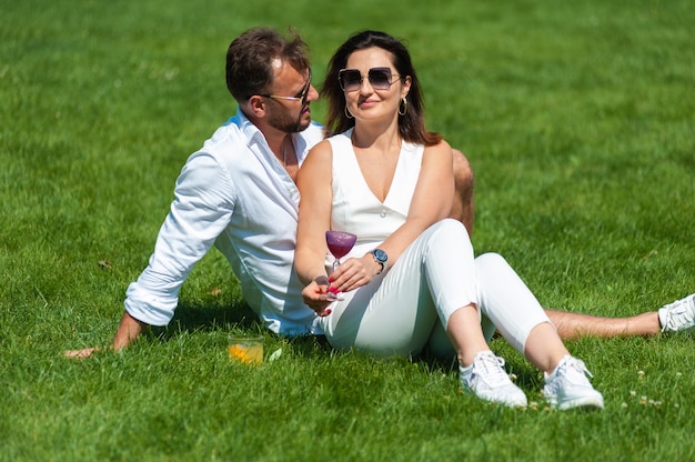 Verliefde paar op de zomer op het groene gras