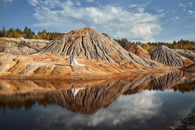 Foto verliefde paar op fantastische landschap, bruiloft in de natuur