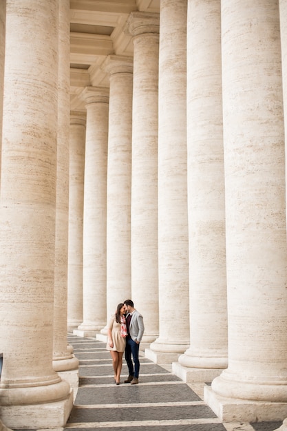 Verliefde paar op het Sint-Pietersplein in Vaticaanstad