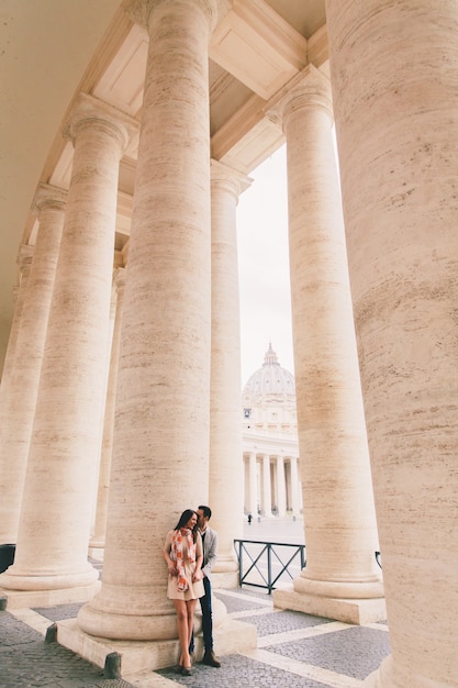 Verliefde paar op het Sint-Pietersplein in Vaticaanstad