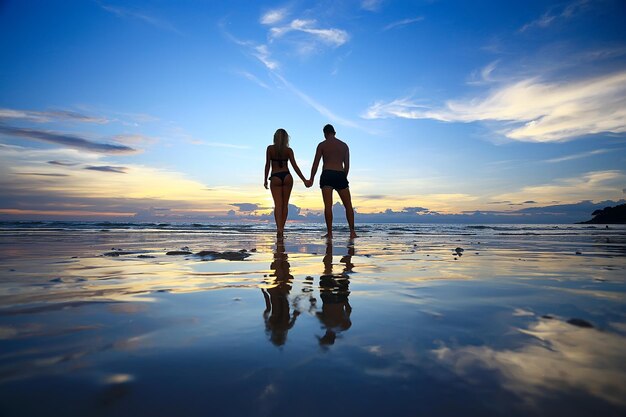 verliefde paar op het strand / zomervakantie, zeekust, liefde, romantische vakantie aan zee