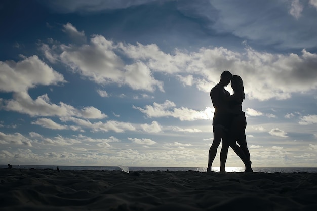 verliefde paar op het strand / zomervakantie, zeekust, liefde, romantische vakantie aan zee