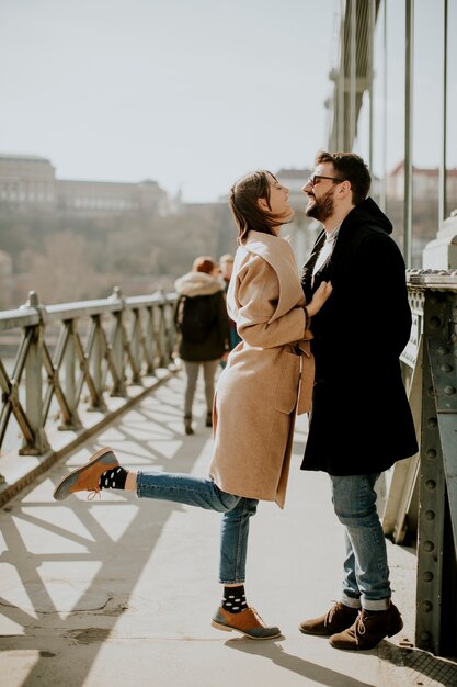Foto verliefde paar op kettingbrug, boedapest