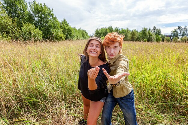 Verliefde paar plezier samen in de natuur buitenshuis