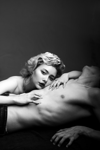 Foto verliefde paar poseren in bed intimiteit sensueel concept