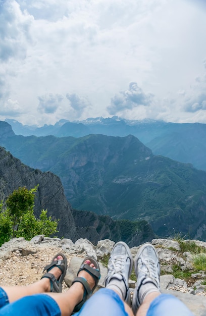 Foto verliefde paar rusten op de top van de berg na het klimmen