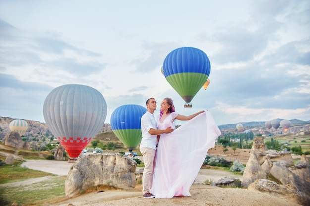 Verliefde paar staat met ballonnen in Cappadocië.