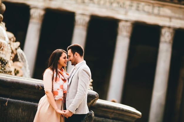 Verliefde paar tegenover het Pantheon in Rome