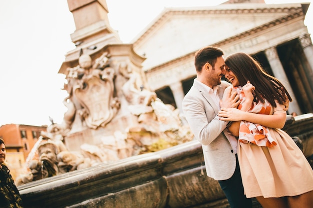 Verliefde paar tegenover het pantheon in rome