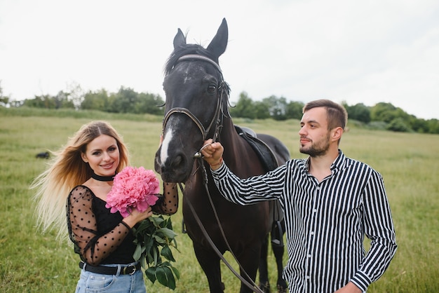 Verliefde paar tijd doorbrengen met een paard a