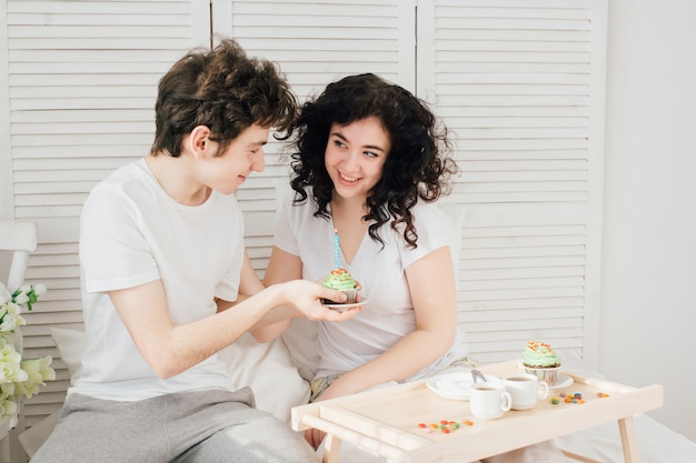 Verliefde paar viert de vakantie in bed