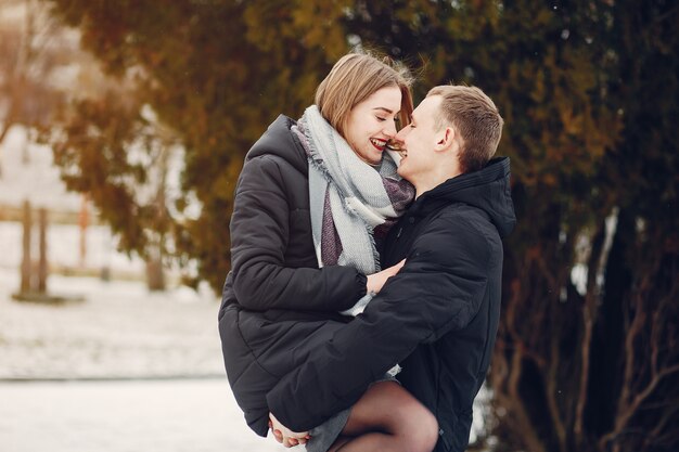 Verliefde paar wallking in een besneeuwde park