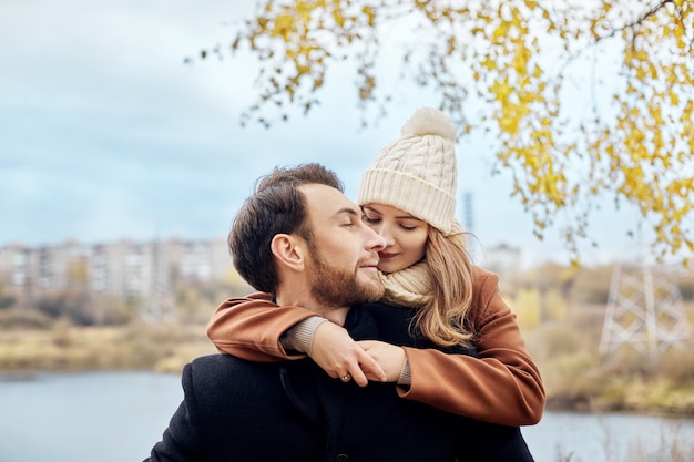 Verliefde paar wandelen in Park herfst knuffel en kus