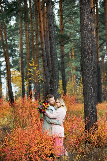 Verliefde paar wandelingen door herfst bos