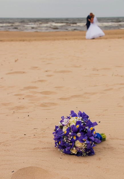 Verloofde bruidegom aan de kust violette neus van verloofde