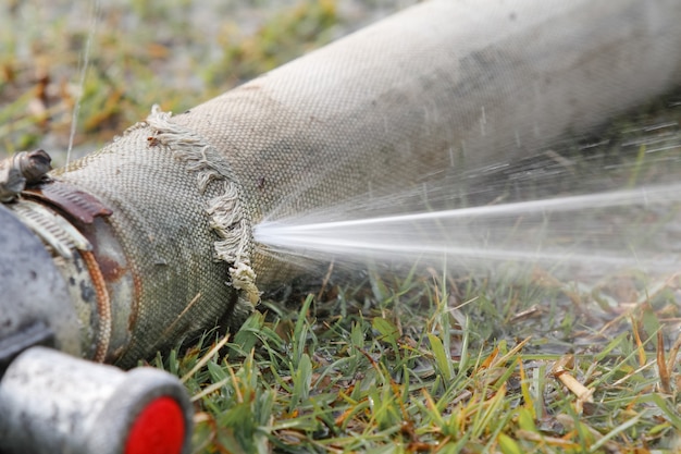 Verlopen brandslang, water lekt.