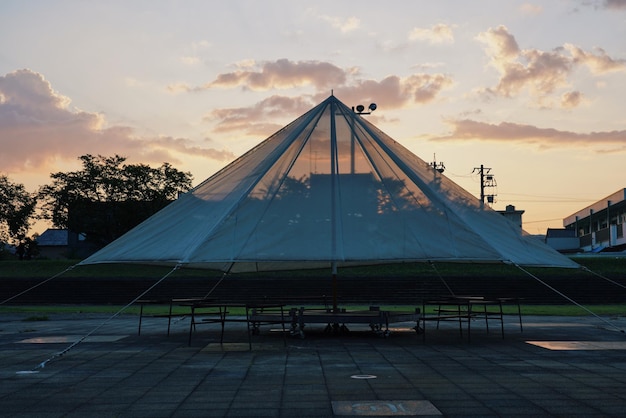 Vermaakpark tegen de hemel bij zonsondergang