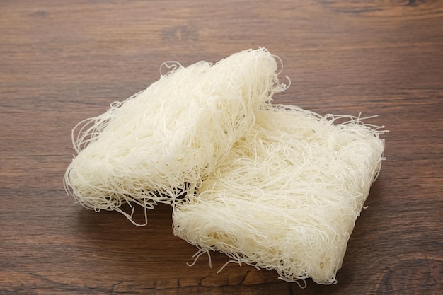 Photo vermicelli or dry glass noodles served on wooden table