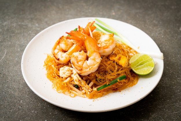 Vermicelli Pad Thai 또는 Thai 볶음 당면과 새우 튀김. 태국 음식 스타일