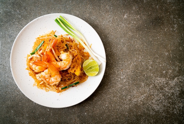 Photo vermicelli pad thai or thai stir fried vermicelli with shrimps