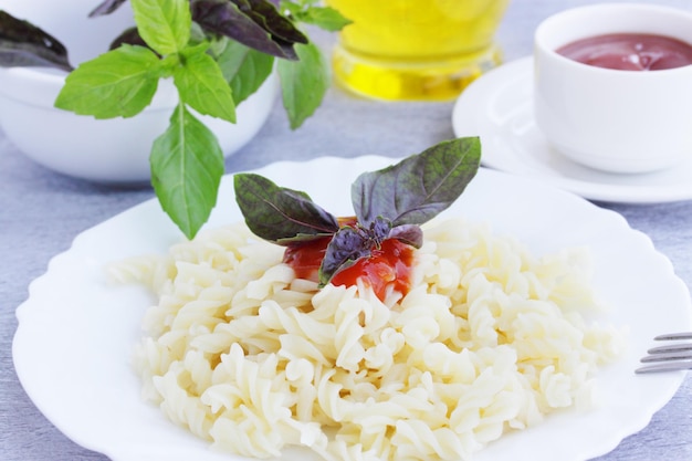 Vermicelli with the sauce and the basil