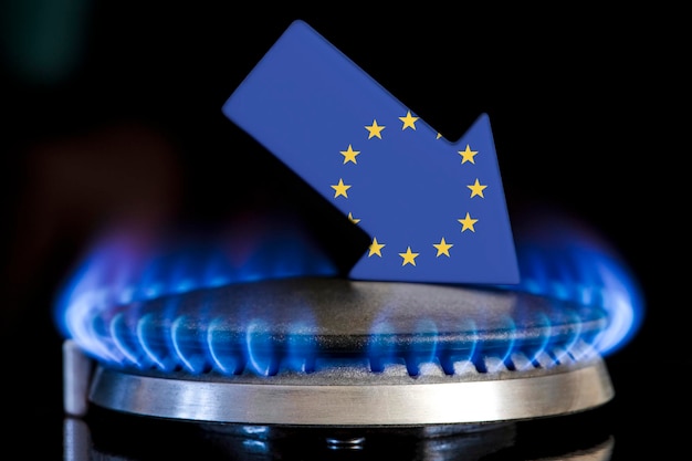 Verminderde gasvoorziening in europese unie een gasfornuis met een brandende vlam en een pijl in de kleuren