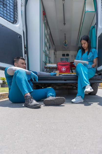 Vermoeid medisch team dat in een ambulance zit