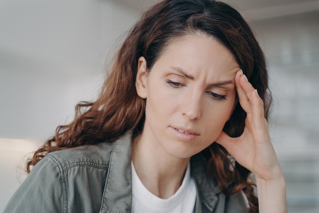 Vermoeide freelancer is aan het werk en wordt vermoeid Stress en problemen door werken of studeren op afstand