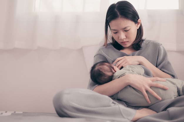 Vermoeide moeder Lijdend aan postnatale depressie. Gezondheidszorg alleenstaande moeder moederschap stressvol.