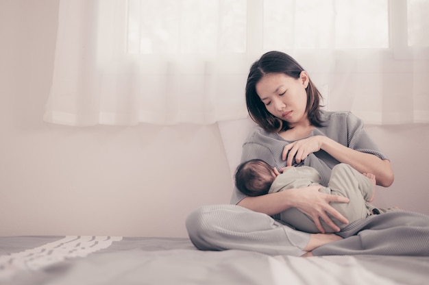 Vermoeide moeder Lijdend aan postnatale depressie. Gezondheidszorg alleenstaande moeder moederschap stressvol.