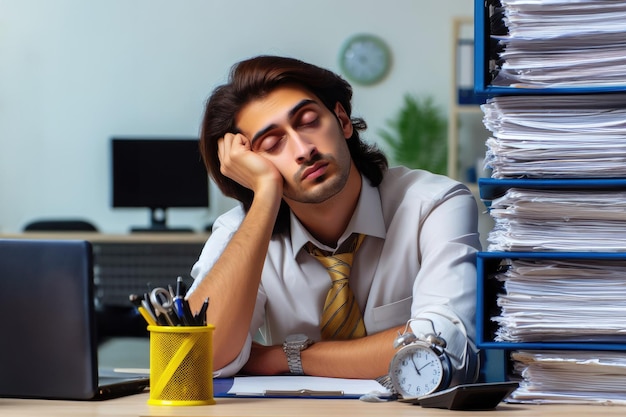 vermoeide slaperige kantoorwerker zit aan een tafel met papieren die wachten op het einde van de werkdag