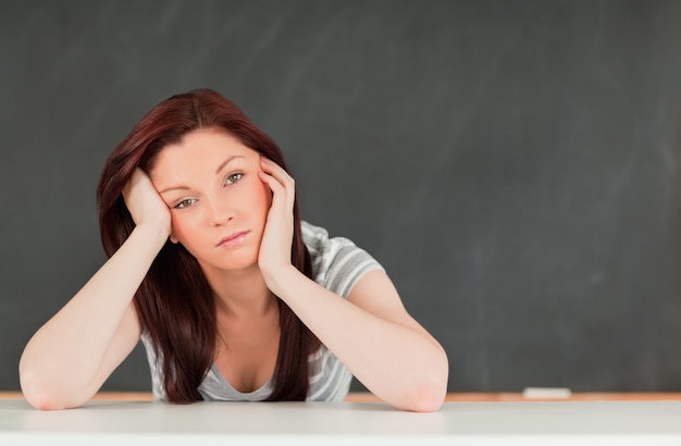 Vermoeide student in een klaslokaal