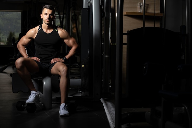 Vermoeide trainer na training met gymgewichten