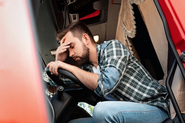 Foto vermoeide vrachtwagenchauffeur voelt zich slaperig en ziek