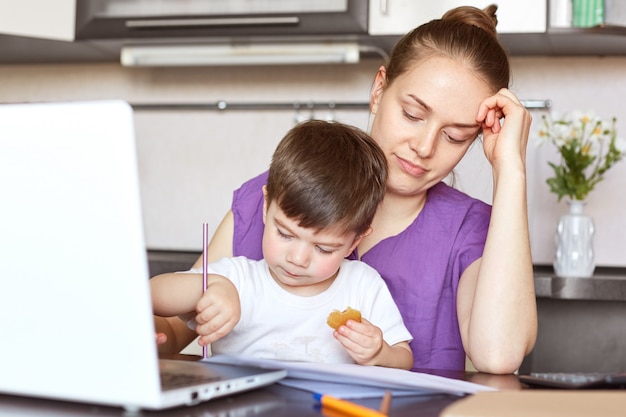 Vermoeidheid overwerkt jonge vrouwelijke ondernemer betrokken bij familiebedrijf