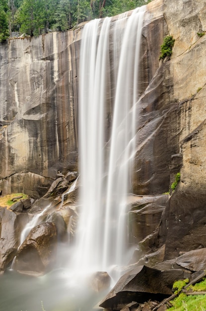 Cascata iconica di vernal falls nel parco nazionale di yosemite negli stati uniti