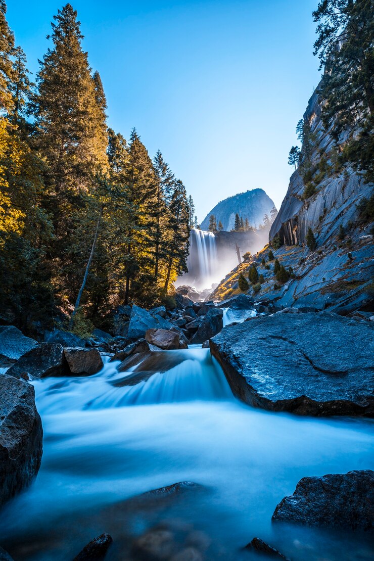 Водопад Vernal Falls национального парка Йосемити из воды, падающей на камни, длинная выдержка, вертикальное фото. Калифорния, США
