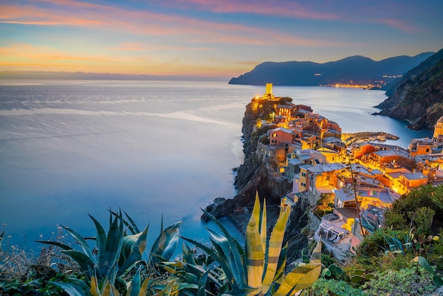 사진 이탈리아 유럽 친퀘테레(cinque terre italy)의 지중해(mediterranean sea) 너머 산에 있는 다채로운 도시 경관