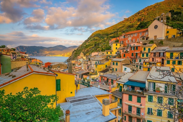 Vernazza, Kleurrijk stadsbeeld op de bergen boven de Middellandse Zee in Cinque Terre Italië Europa