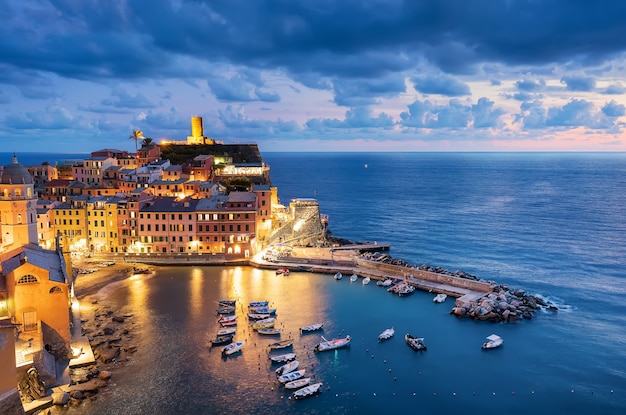 Cinque Terre 이탈리아에서 밤에 Vernazza 마을과 부두