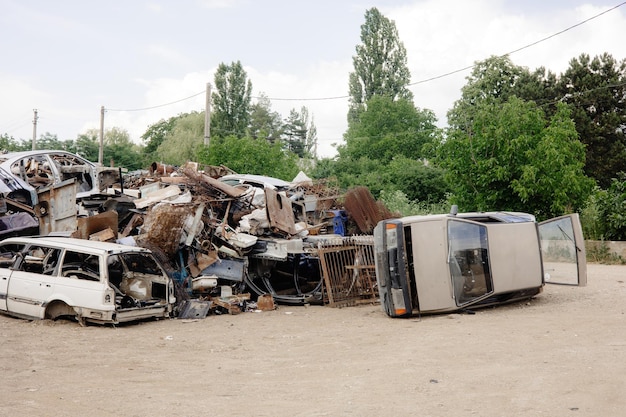 Vernielde auto's staan op een schroothoop klaar om te worden gerecycled voor schroot