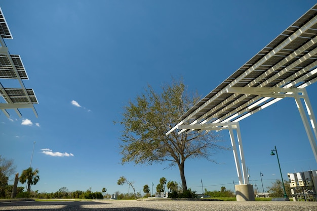 Vernietigd door orkaanwind fotovoltaïsche zonnepanelen gemonteerd op het dak van de carport voor het produceren van groene ecologische elektriciteit voor het opladen van elektrische voertuigen Gevolg van een natuurramp in Florida