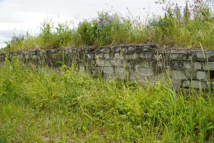 Vernietigd metselwerk een fragment van een oude structuur de fundering van een vervallen gebouw