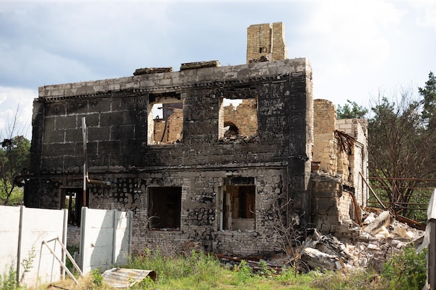 Vernietigde huizen na branden en artillerie en bommen tijdens de Russische invasie van Oekraïne