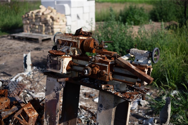 Vernietigde huizen na branden en artillerie en bommen tijdens de Russische invasie van Oekraïne