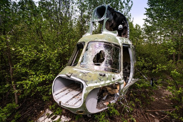 Vernietigde militaire oude helikopter bij de legertechniek van de vliegveld sovjet-unie