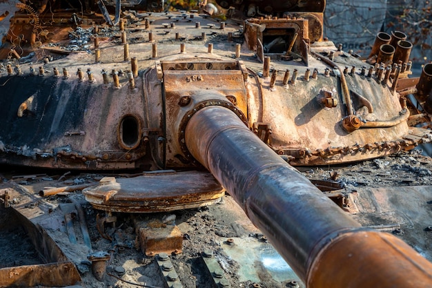 Vernietigde militaire uitrusting van Rusland in de oorlog met Oekraïne Verbrande Russische tank